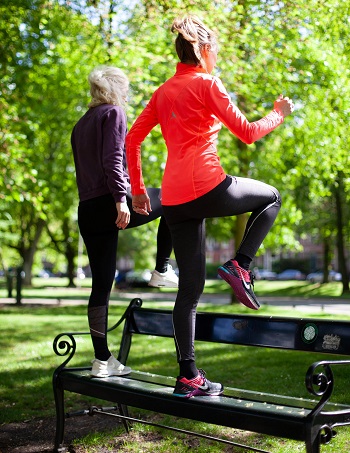 cvičící ženy v parku na lavičce